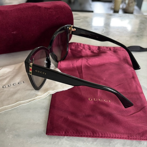 Preloved Gucci Women’s Sunglasses GG0459SA w/ Gucci box; clothe & pouch - Picture 4 of 10